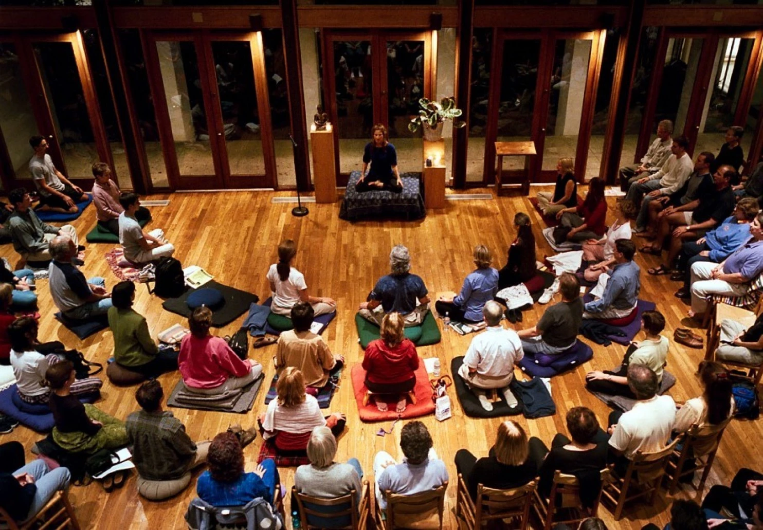 Tara Brach conduz um grupo budista que pratica meditação vipassana.